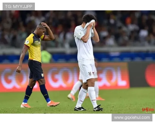 日本足球明星的奇葩表现引发热议网友调侃称其智障行为令人哭笑不得