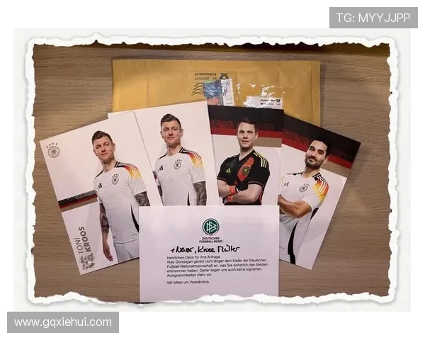 足球明星身份卡图片展示与解析引领球迷深入了解球员背后的故事与成就