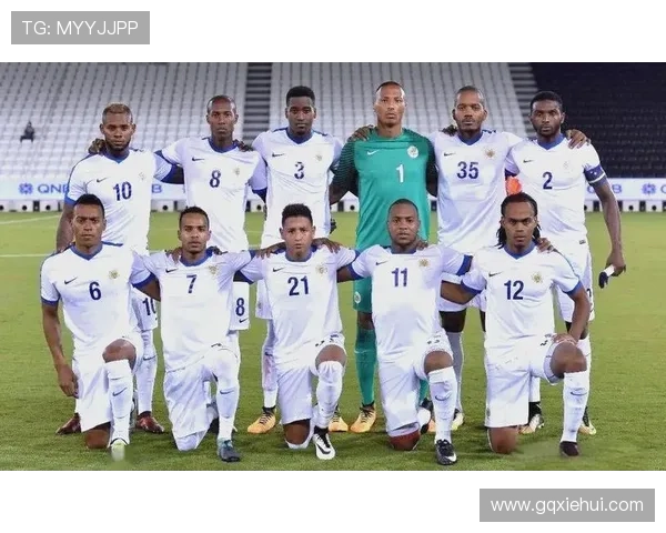 从逆境中崛起的足球明星们：他们的艰辛历程与辉煌成就