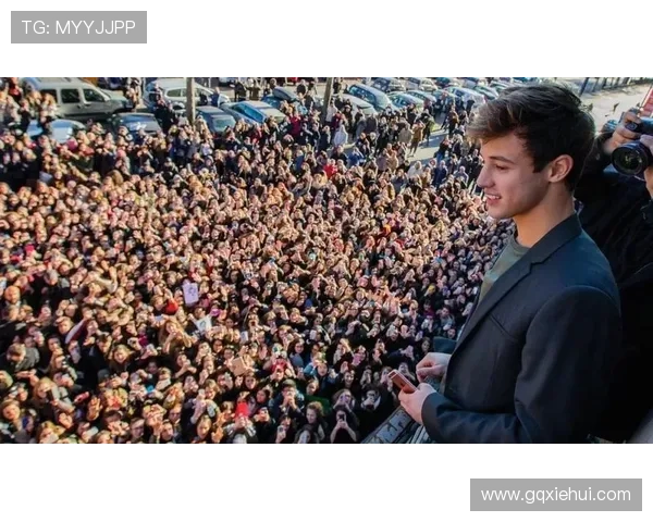 假扮足球明星街头挑战真实反应引发围观与热议 假扮足球明星街头挑战真实反应引发围观与热议